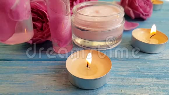 玫瑰萃取美容香水化妆品手工霜构图蜡烛慢动作浪漫视频的预览图
