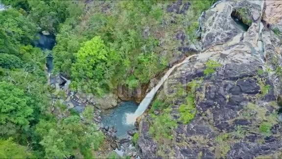 从巨石山到湖泊的瀑布鸟瞰视频的预览图
