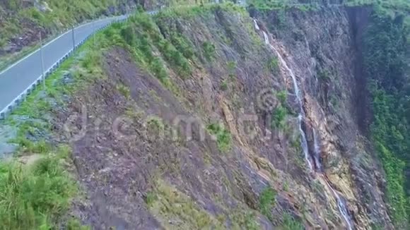 在陡峭悬崖和瀑布上沿高速公路飞行视频的预览图