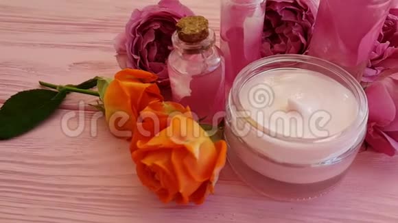 玫瑰萃取化妆品香水化妆品霜组合蜡烛慢动作浪漫视频的预览图