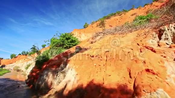 沿着黄橙色石溪斜坡运动视频的预览图