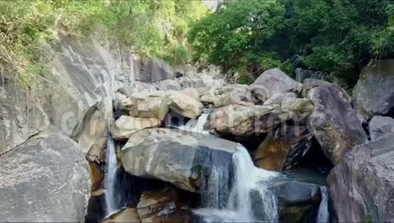 峡谷内石石间近景河瀑布视频的预览图