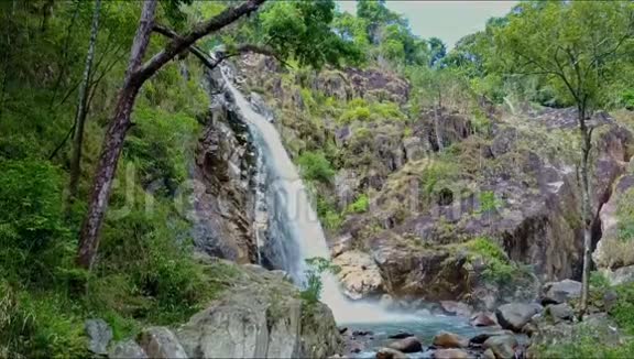 雄蜂在森林岩石间飞过瀑布和湖泊视频的预览图