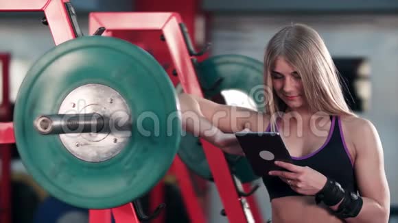 体育运动女性在健身房使用平板电脑视频的预览图