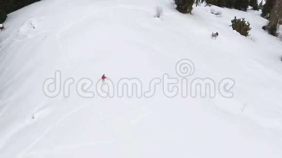 空中观景镜头滑雪者骑着粉末在山地越野视频的预览图
