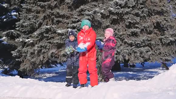 三个快乐的孩子同时向空中扔雪视频的预览图
