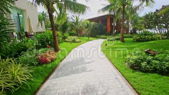酒店热带公园的花间小径草地和凉亭视频的预览图