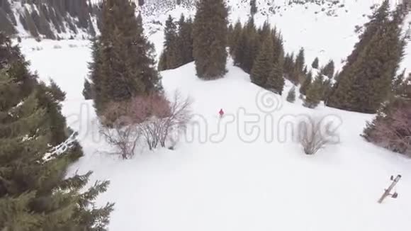 空中观景镜头滑雪者骑着粉末在山地越野视频的预览图