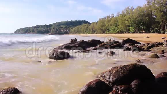 在宁静的热带海湾里冲浪泰国普吉岛视频的预览图
