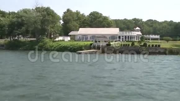 水面上的大房子视频的预览图
