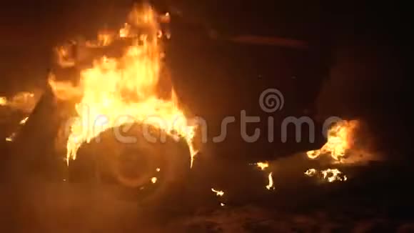 一个轮子晚上在车里燃烧汽车轮胎燃烧视频的预览图