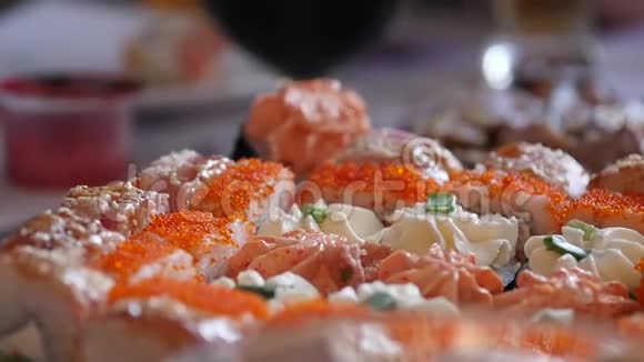 在家吃寿司用筷子日本料理寿司卷慢动作视频的预览图