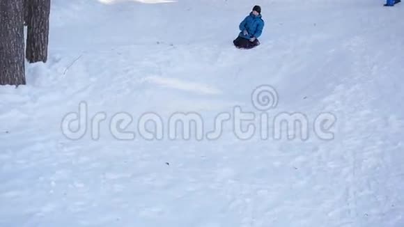 幸福的家庭在白雪覆盖的道路上玩得很开心多雪的冬季景观户外运动视频的预览图