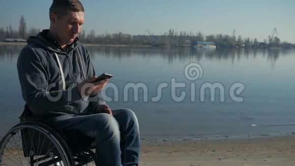 轮椅残疾人用手机说话信仰视频的预览图