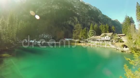 鸟瞰湖景度假池塘绿松石水自然背景飞过视频的预览图