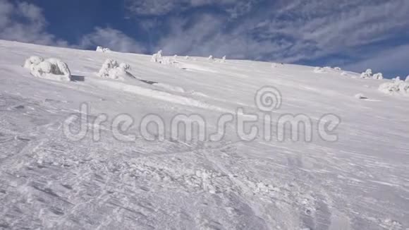 冬季景观阳光明媚部分多云雄伟的雪山旅游胜地自然视频的预览图