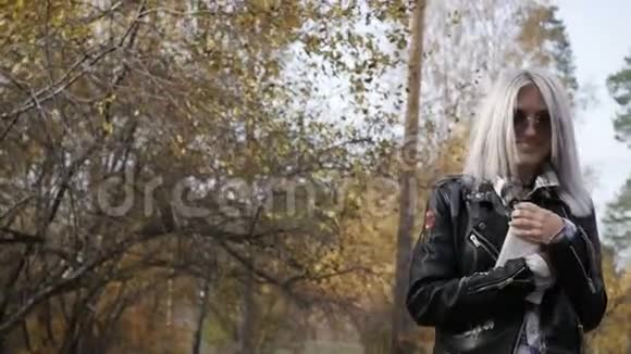 秋公园的灰发女人视频的预览图