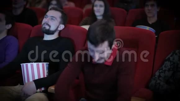 年轻人在电影院里盗版视频的预览图