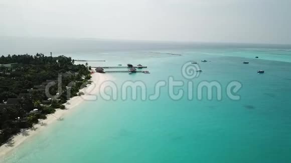 在马尔代夫热带岛的美丽海滩上鸟瞰视频的预览图