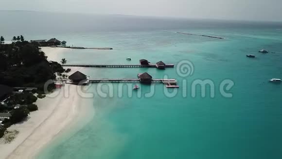 在马尔代夫一个风景优美的热带岛屿的空中无人机视图视频的预览图