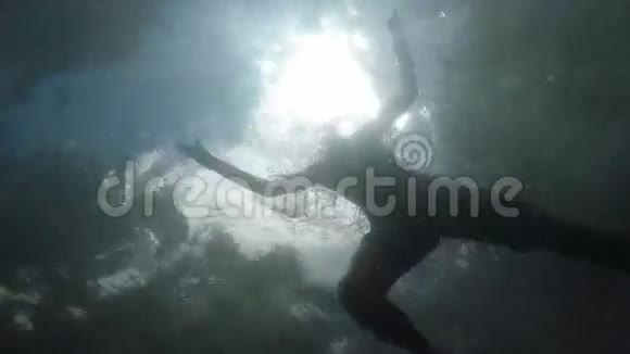 在镜头上方的大海里游泳的人视频的预览图