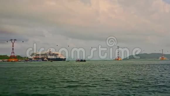 蔚蓝的大海与遥远的丘陵岛大型船舶索道视频的预览图