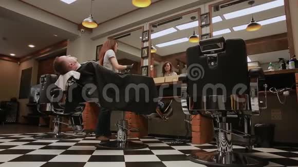 这位女士是一位专业的理发师她会放下椅子相机会借助原始的高清Stadicam视频的预览图