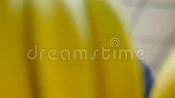 男人在超市挑选香蕉一个人从杂货店的柜台里拿了一堆香蕉盖盖视频的预览图