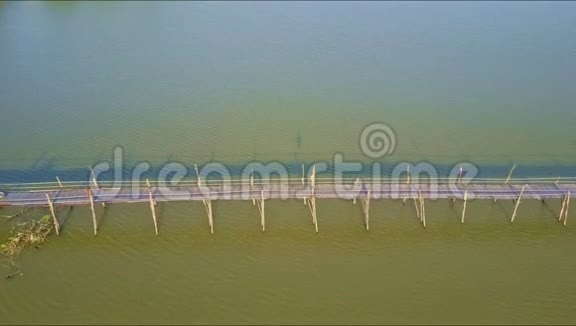 近高空观景滑板车在河上的桥梁交通视频的预览图