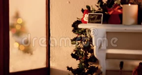 圣诞节装饰在架子上视频的预览图
