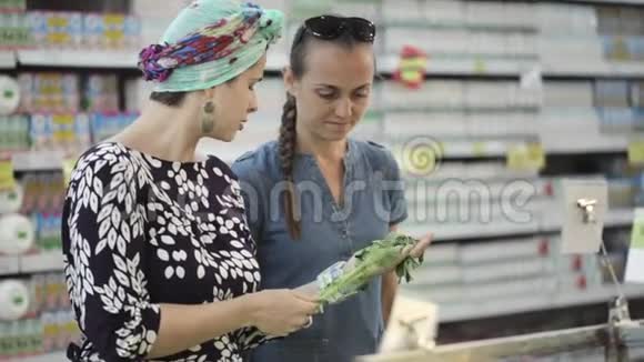 两个女朋友在杂货店挑选生菜视频的预览图