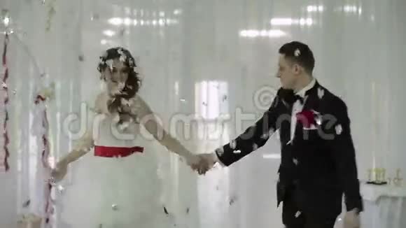 餐馆里的婚礼舞视频的预览图