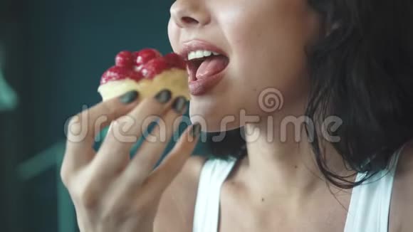 这个漂亮的女孩吃了一个开胃的蛋糕喝了咖啡女性嘴唇特写视频的预览图