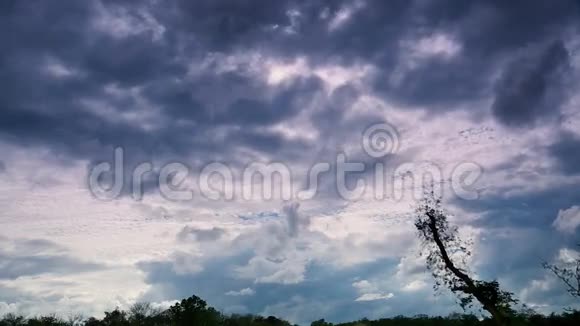 在明亮的天空背景上的乌云云在天空中快速移动视频的预览图