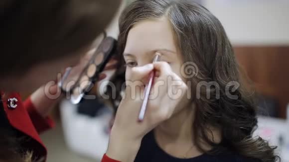 化妆师画刷少女的眼睛少年视频的预览图