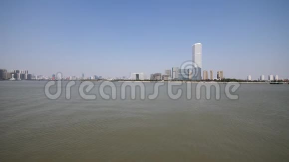 上海外滩从徐汇炳江公园观赏摩天大楼蓝天背景货船在黄浦江上航行视频的预览图