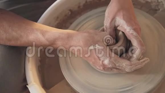 手拿粘土陶器男性陶匠创造手工制作的粘土制品视频的预览图