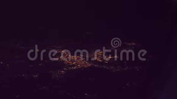 从上面可以看到夜景从窗口的生活方式到城市的灯光视频的预览图