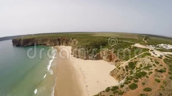 阿尔加维地区CaboSaoVicente附近美丽的PraiadoBeliche海湾和沙滩的空中录像视频的预览图