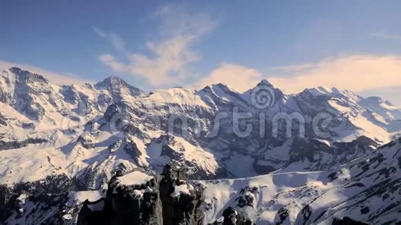 雄伟的雪山全景冬季景观阿尔卑斯山冰川视频的预览图