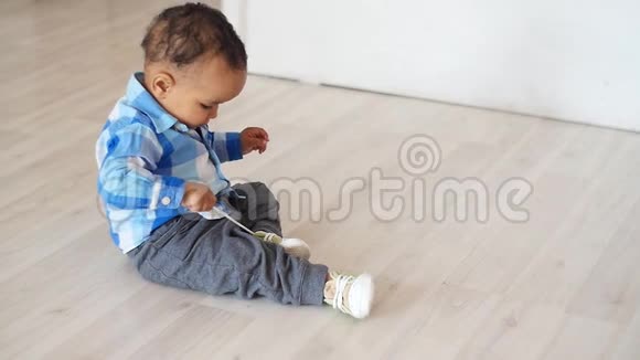 可爱的非洲宝宝坐在地板上视频的预览图