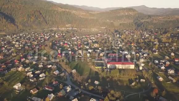 秋日日出靠近Mykulychyn村的喀尔巴阡山视频的预览图