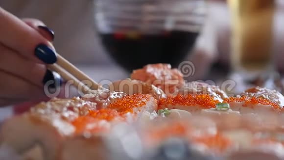 在家吃寿司用筷子日本料理寿司卷慢动作视频的预览图