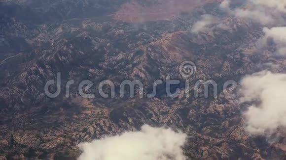 从飞机窗外鸟瞰群山的壮丽景色乘飞机旅行山的美景视频的预览图