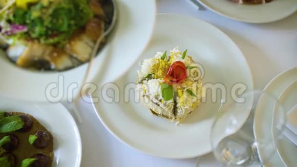 漂亮的沙拉就像一朵花在餐馆的白桌上视频的预览图