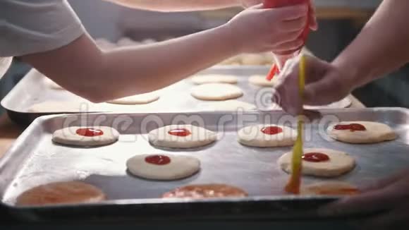 厨师准备一个迷你披萨放番茄酱视频的预览图