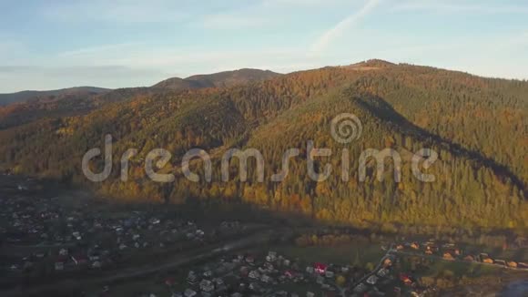 秋日日出靠近Mykulychyn村的喀尔巴阡山视频的预览图
