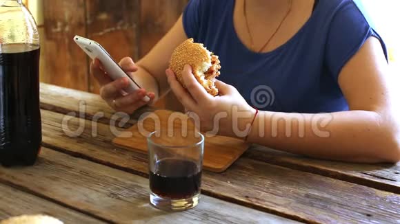 年轻女人吃快餐汉堡包视频的预览图
