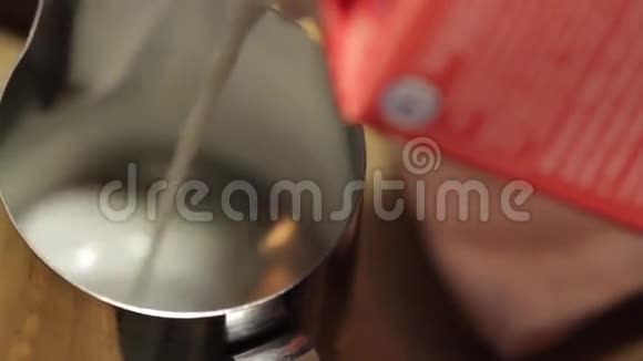 将牛奶从一个包裹中倒入一个罐子视频的预览图