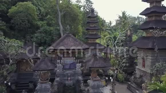 在绿色森林背景下鸟瞰巴厘岛寺庙视频的预览图